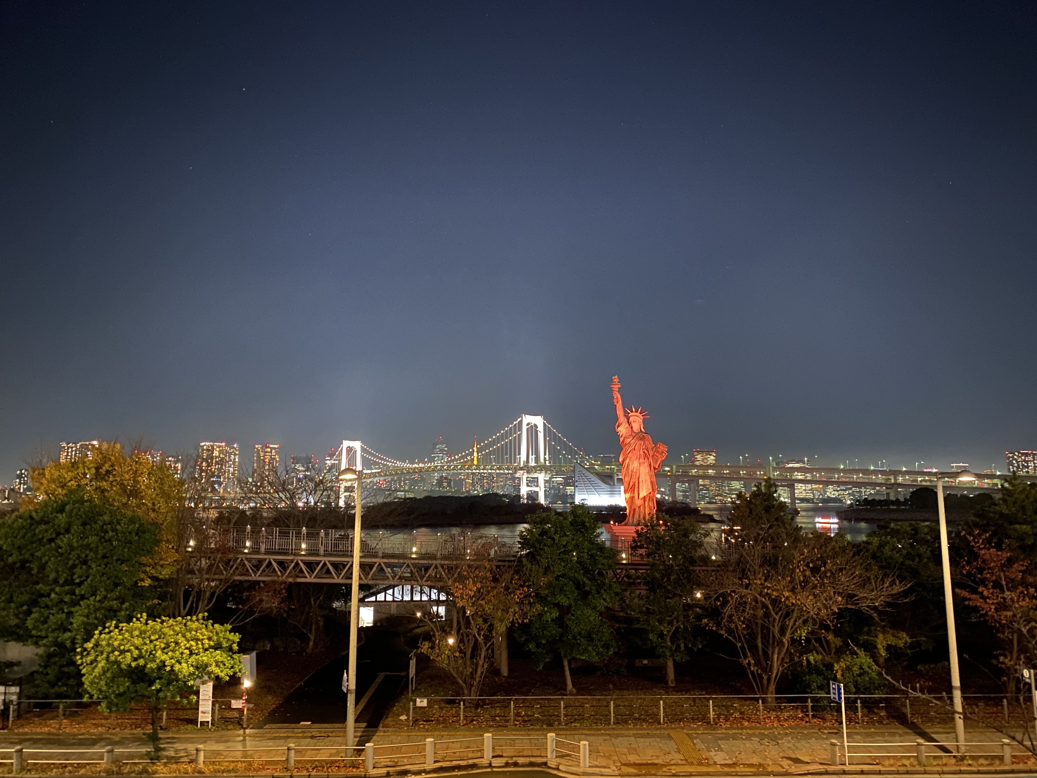 夜景灯光下的雕像与城市