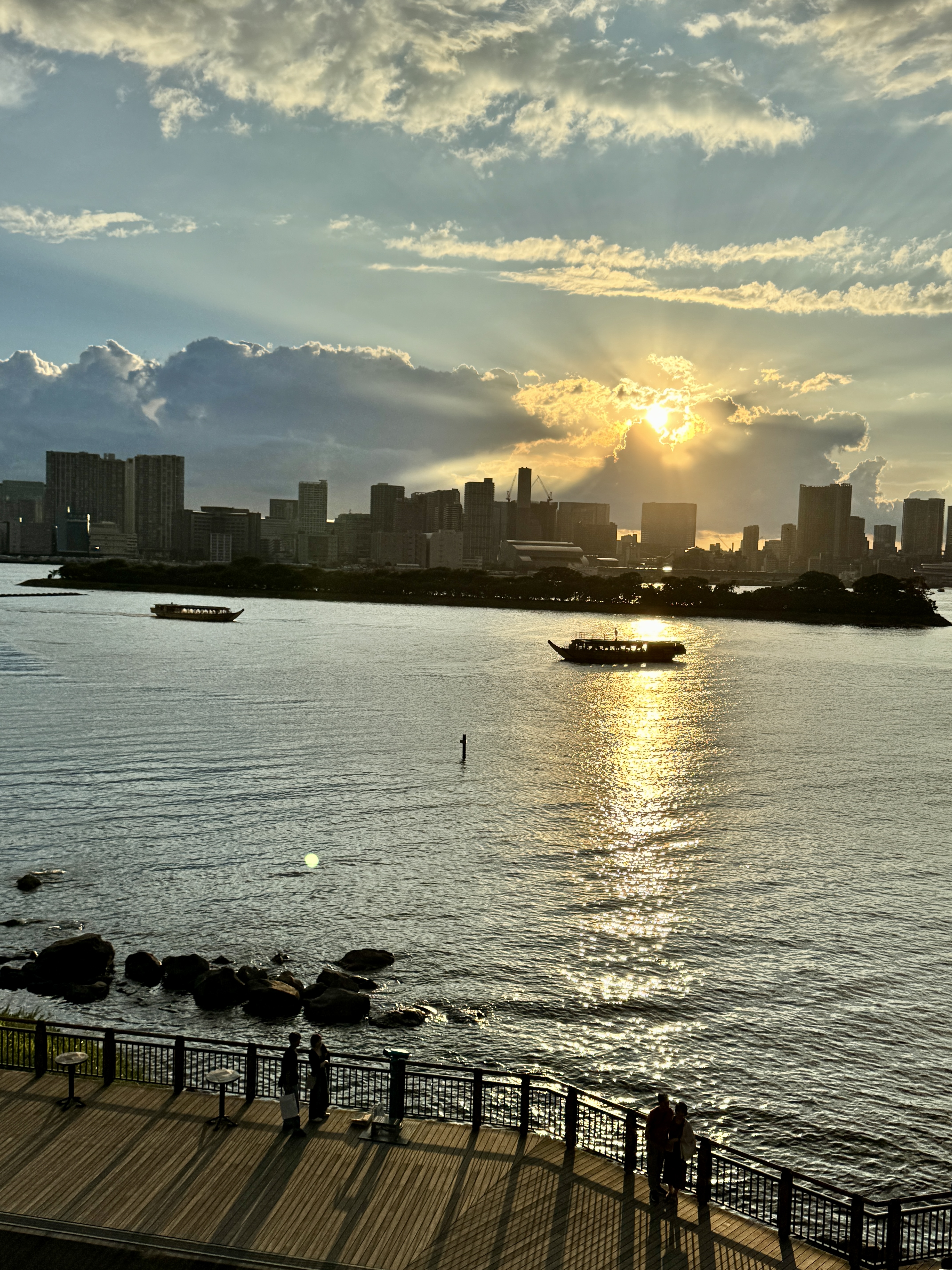 清晨空旷宁静的海滨